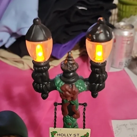 VINTAGE DICKENS 1990 MUSICAL CHRISTMAS CAROLERS SONGS ILLUMINATING HOLLY ST. LI - Picture 9 of 10